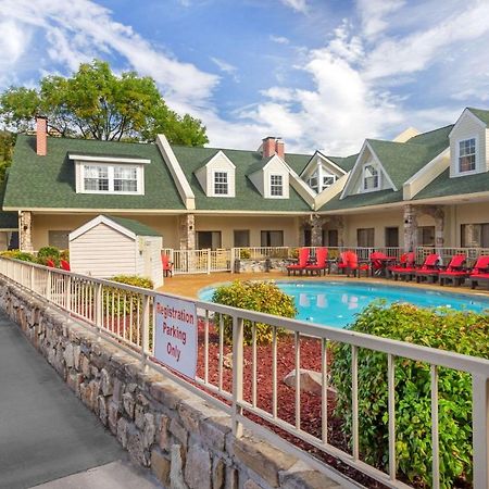 Econo Lodge Inn & Suites Gatlinburg At The Convention Center Eksteriør bilde